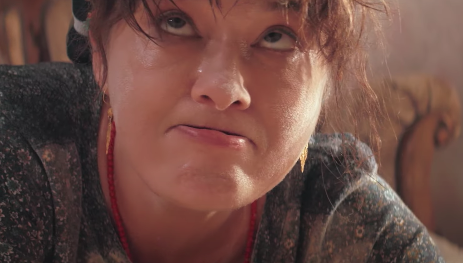 Nurgül Yeşilçay 'Mahalleden Arkadaşlar' filmindeki rolü için bambaşka birine dönüştü 8