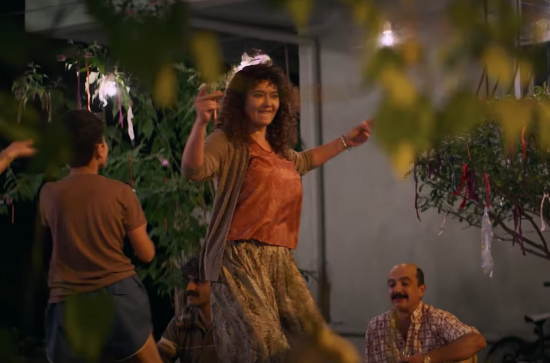 Nurgül Yeşilçay 'Mahalleden Arkadaşlar' filmindeki rolü için bambaşka birine dönüştü 9