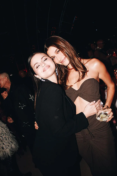 2. Akademi Müzesi gala gecesinde şıklık yarışı... Justin Bieber'ın eşi Hailey Bieber ve Selena Gomez kırmızı halıya damga vurdu 1