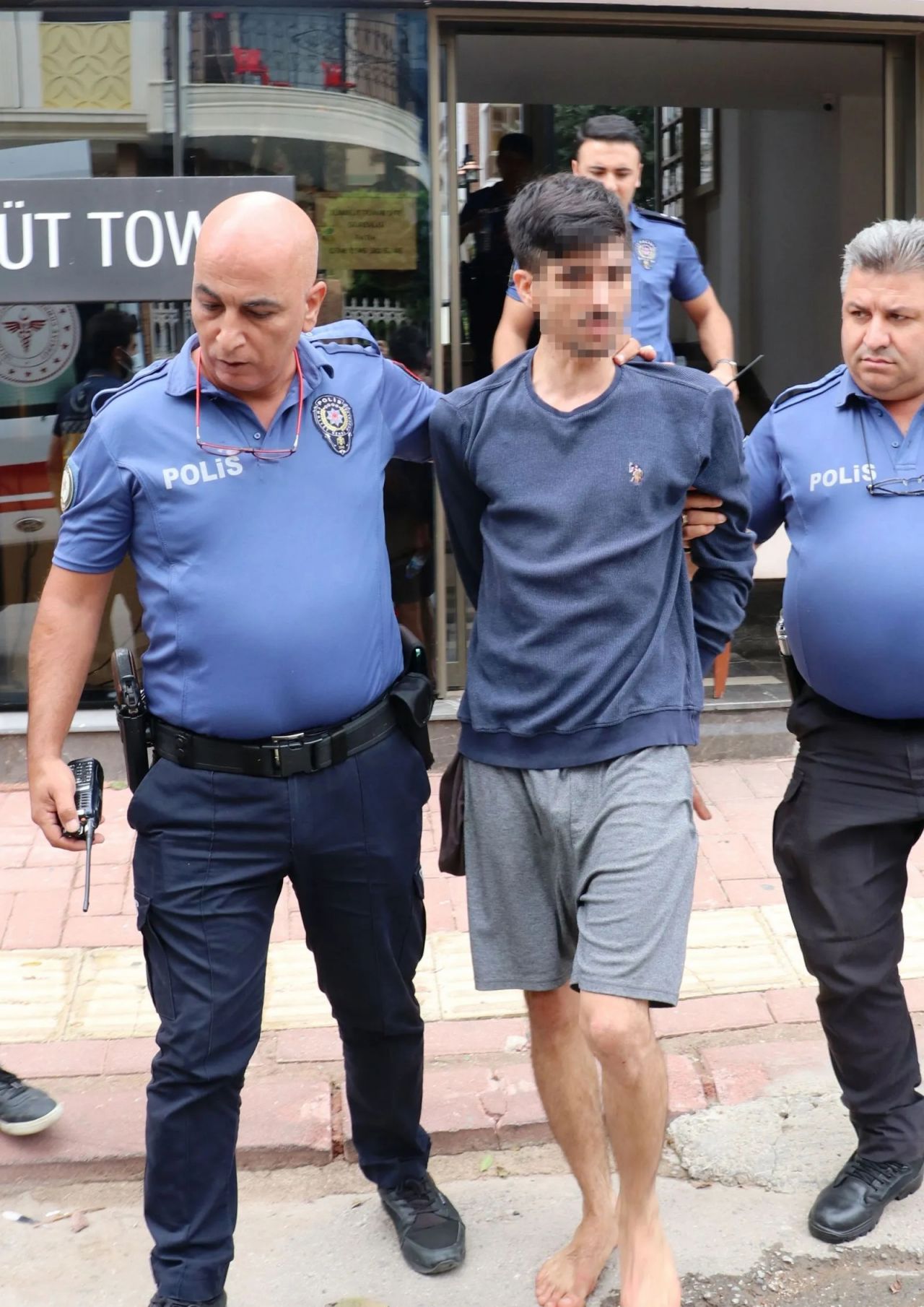 Annesine metal çubukla saldırıp balkondan atmak istedi! Kimliği şaşkına çevirdi... 2