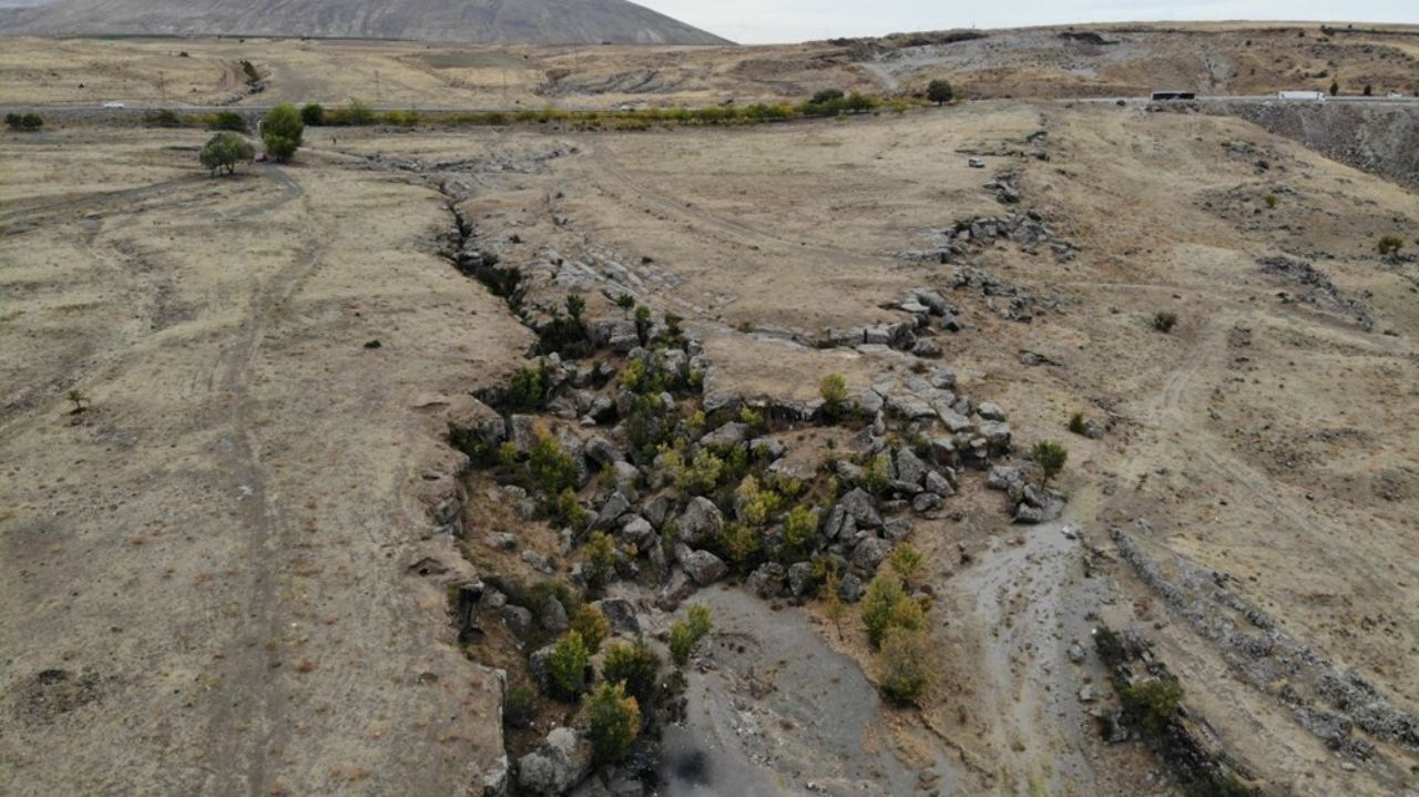 Bir tarih yok oluyor! Bitlis’teki antik kenti defineciler yüzünden yok olmaya yüz tutuyor 1
