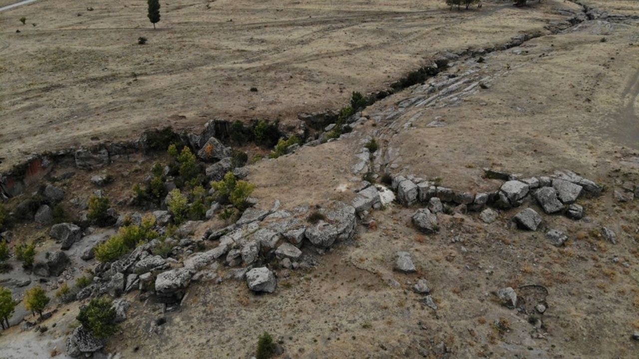 Bir tarih yok oluyor! Bitlis’teki antik kenti defineciler yüzünden yok olmaya yüz tutuyor 2