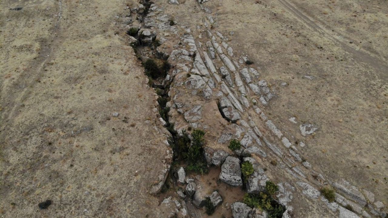 Bir tarih yok oluyor! Bitlis’teki antik kenti defineciler yüzünden yok olmaya yüz tutuyor 5