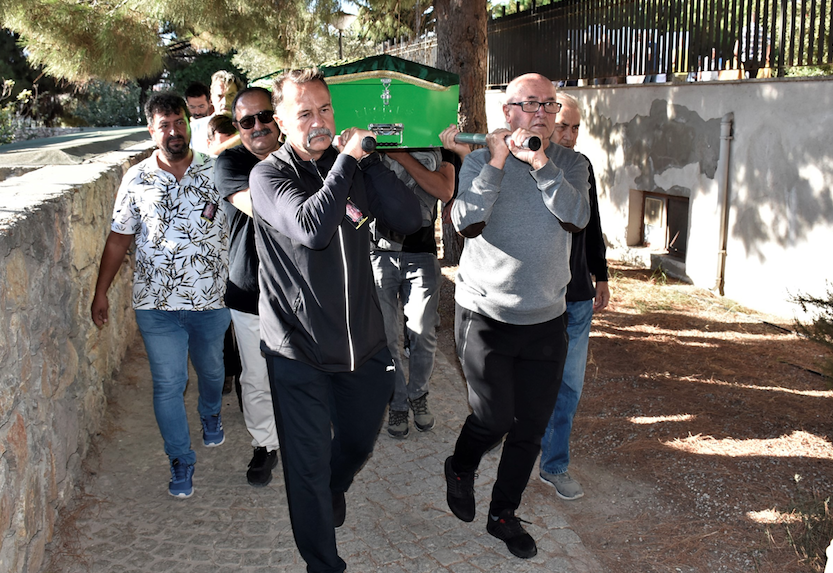 84 yaşında hayatını kaybeden Demiray Erül son yolculuğuna uğurlandı 4