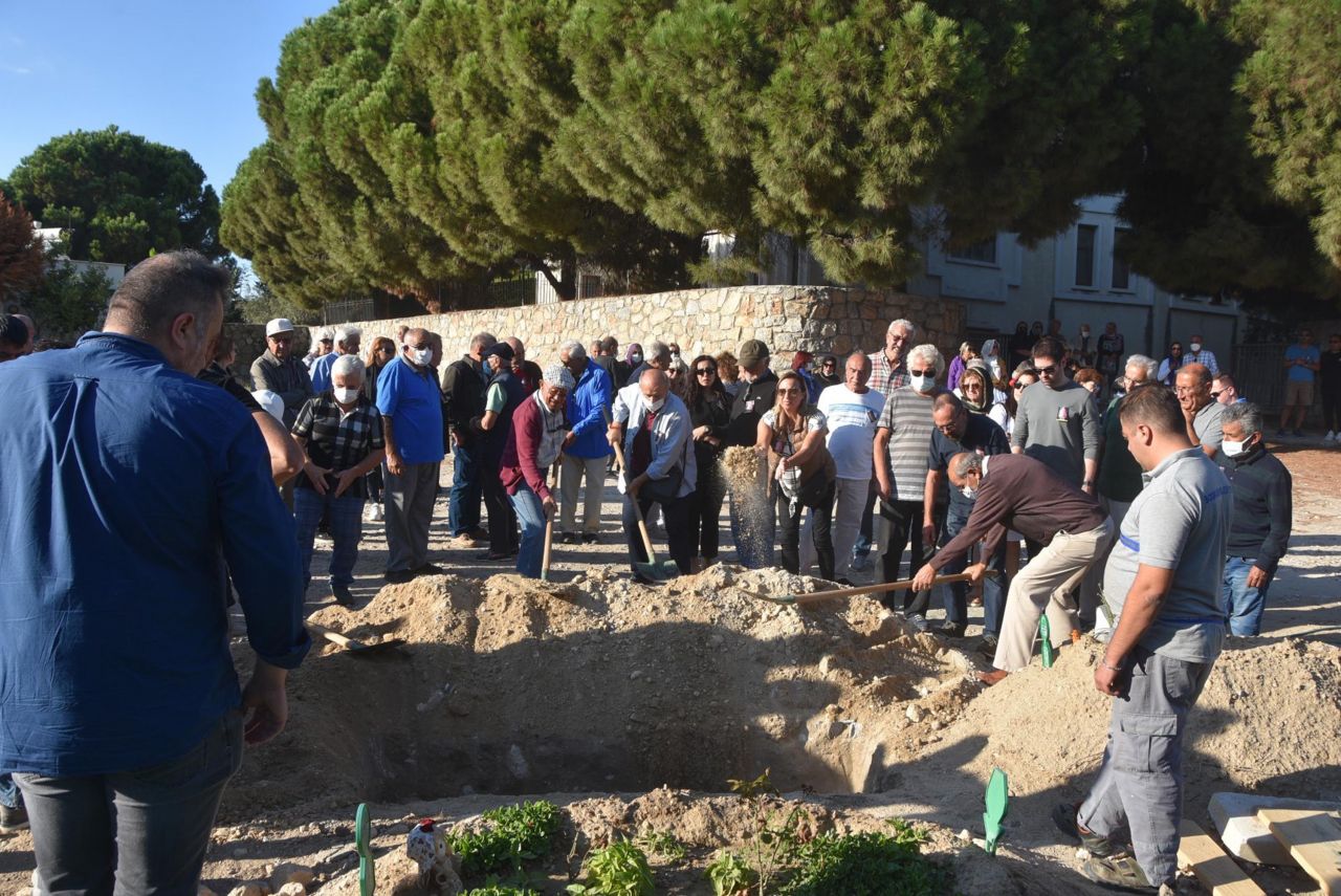 84 yaşında hayatını kaybeden Demiray Erül son yolculuğuna uğurlandı 9