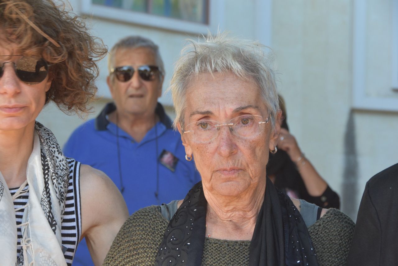 84 yaşında hayatını kaybeden Demiray Erül son yolculuğuna uğurlandı 6