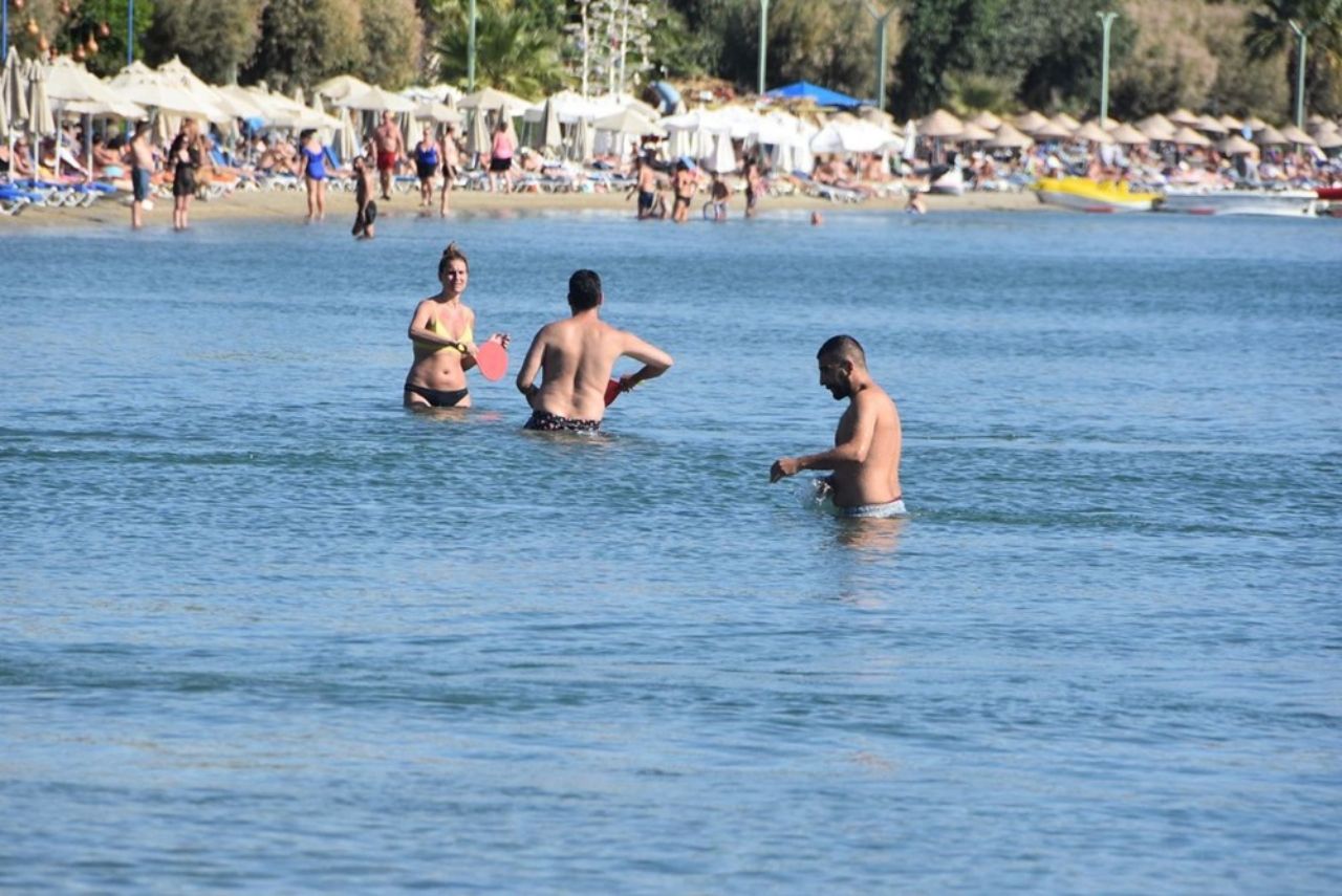 Bodrum’da yaz devam ediyor! Yabancı turistler güneşli havanın tadını denize girerek çıkardı 1
