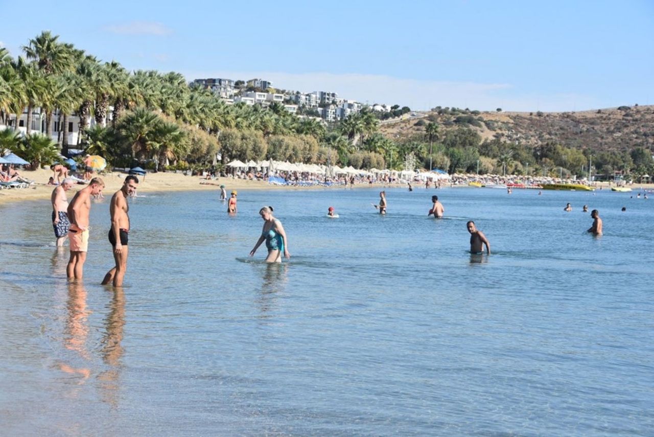 Bodrum’da yaz devam ediyor! Yabancı turistler güneşli havanın tadını denize girerek çıkardı 2