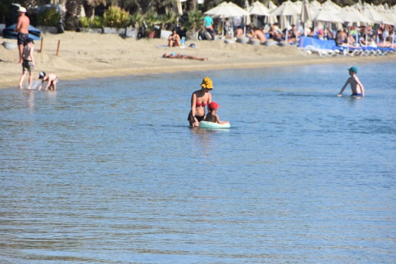 Bodrum’da yaz devam ediyor! Yabancı turistler güneşli havanın tadını denize girerek çıkardı 3