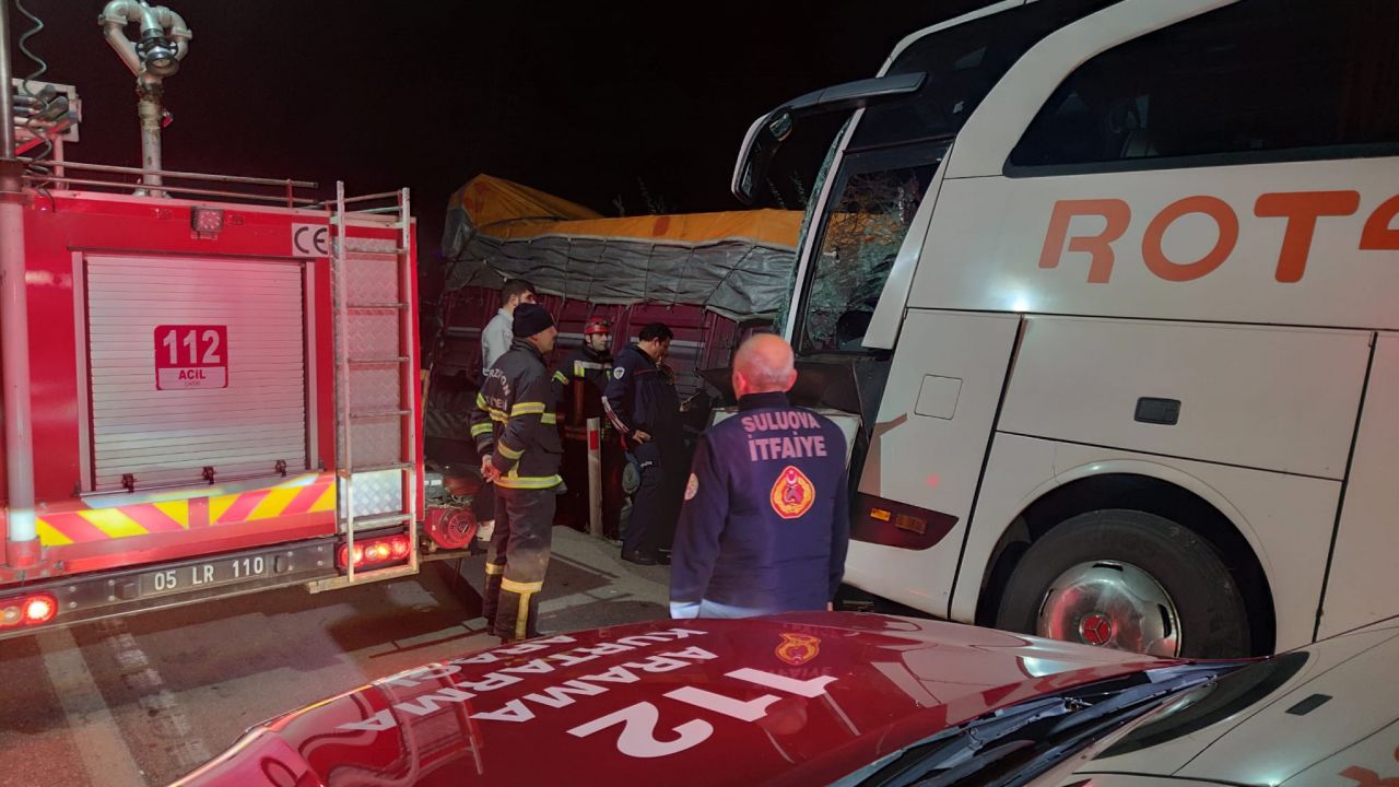 Amasya'da yolcu otobüsü ile kamyon çarpıştı! Çok sayıda ölü ve yaralı var... 5