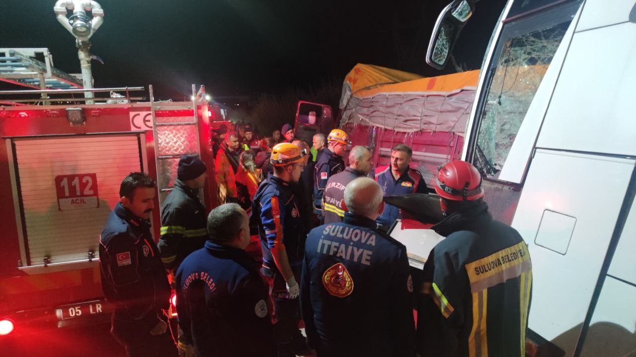 Amasya'da yolcu otobüsü ile kamyon çarpıştı! Çok sayıda ölü ve yaralı var... 4