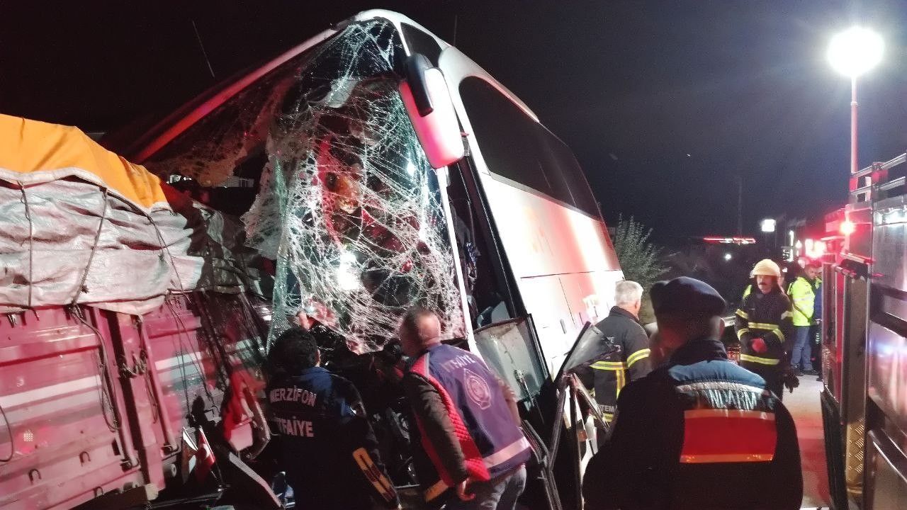 Amasya'da yolcu otobüsü ile kamyon çarpıştı! Çok sayıda ölü ve yaralı var... 3