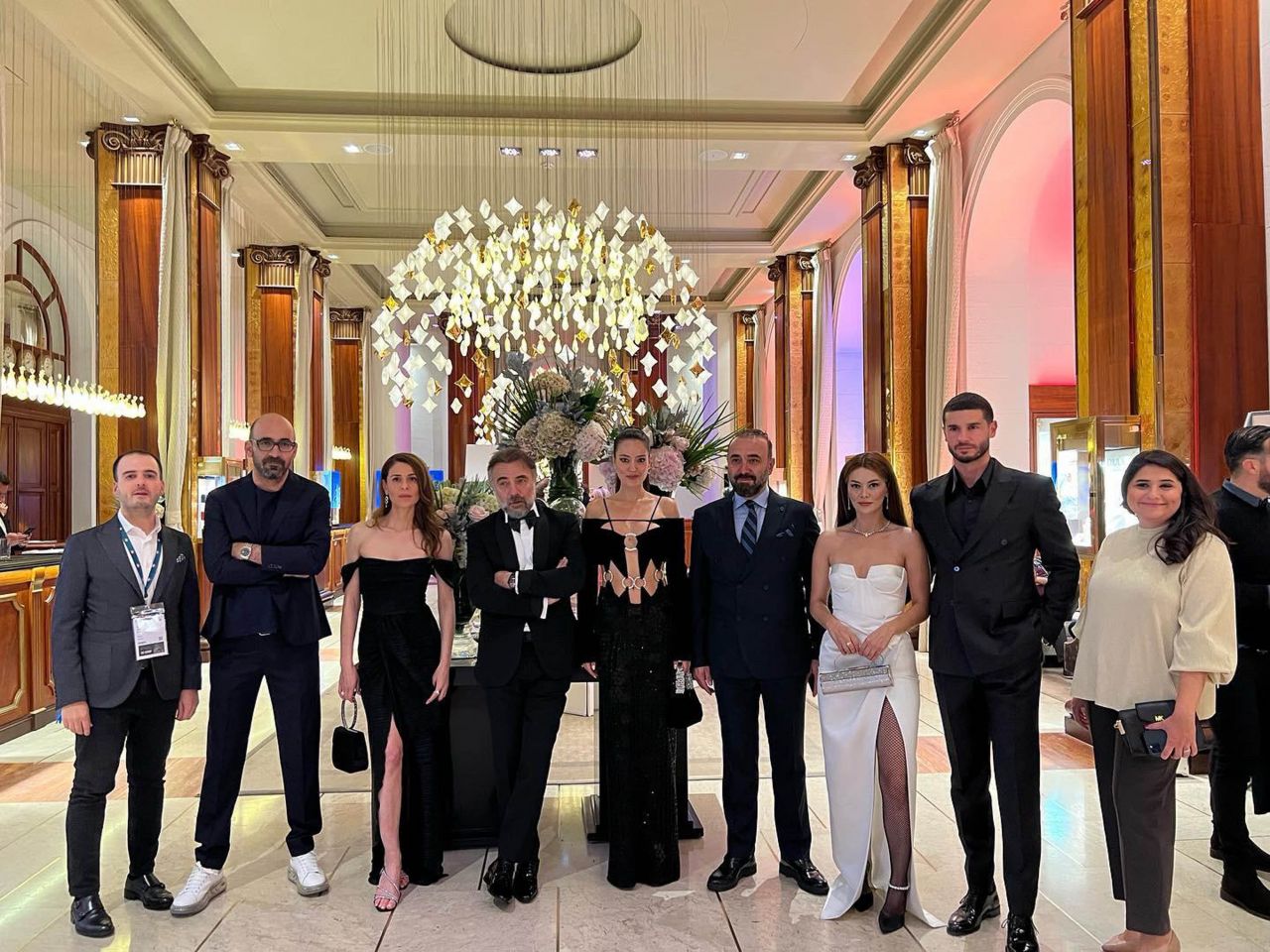 Türk oyuncular Cannes kırmızı halısında... Pelin Akil siyah şıklığıyla büyüledi 1