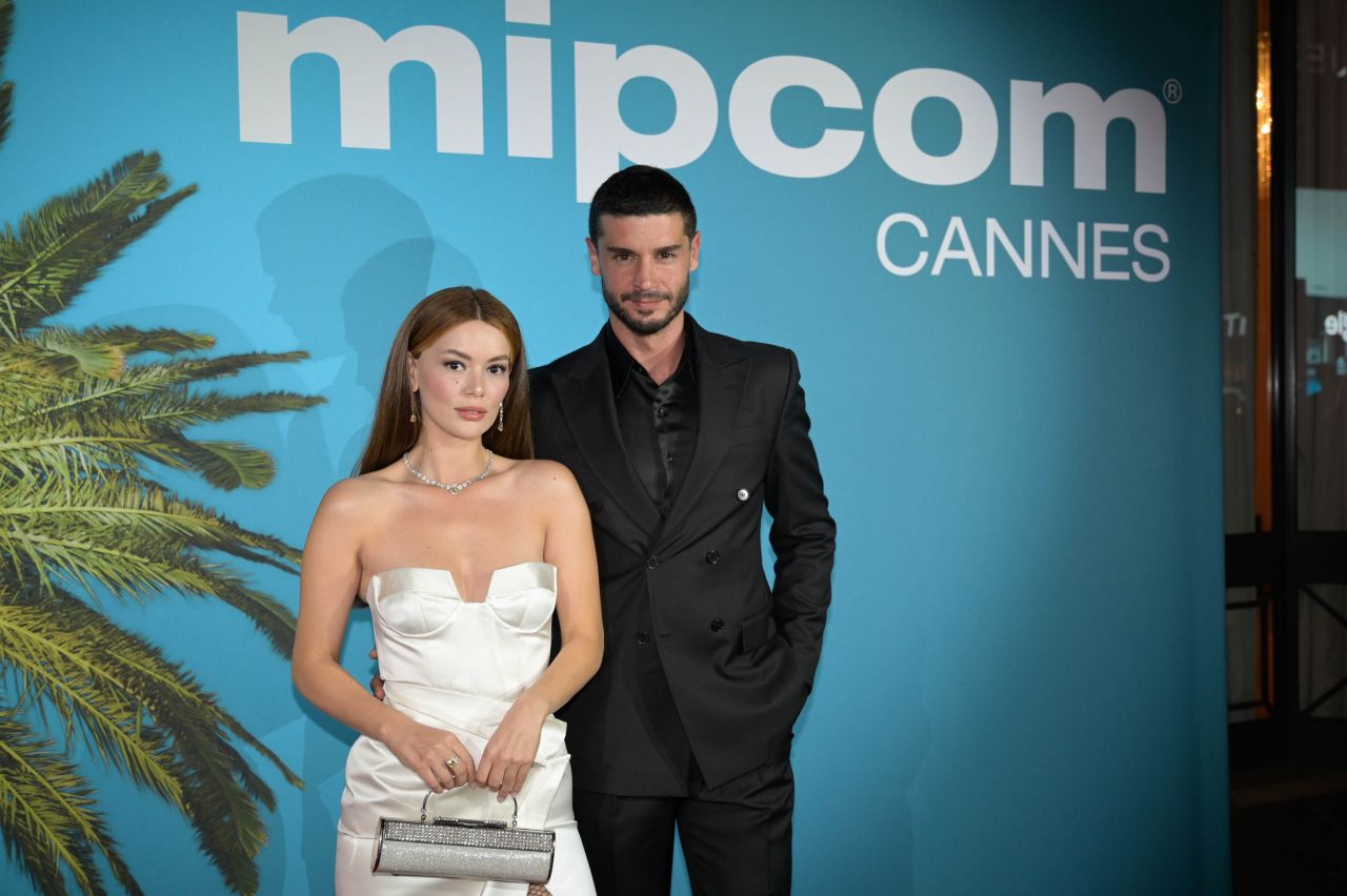 Türk oyuncular Cannes kırmızı halısında... Pelin Akil siyah şıklığıyla büyüledi 2