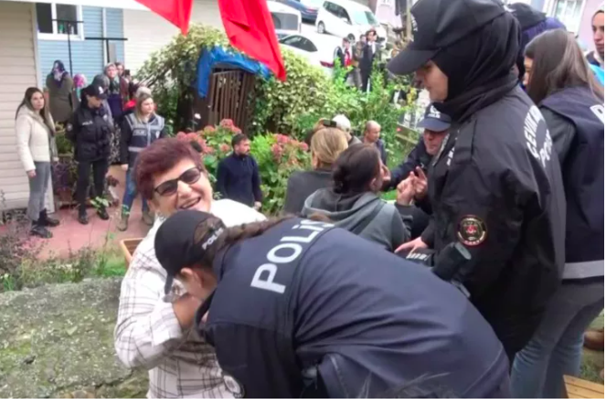 Polisten örnek davranış: Yıkıma engel olmak istedi, polis memuru el öperek ikna etti 1