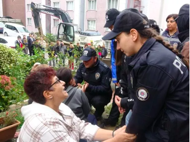 Polisten örnek davranış: Yıkıma engel olmak istedi, polis memuru el öperek ikna etti 2