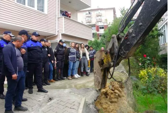 Polisten örnek davranış: Yıkıma engel olmak istedi, polis memuru el öperek ikna etti 4