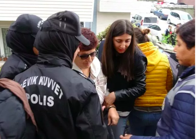 Polisten örnek davranış: Yıkıma engel olmak istedi, polis memuru el öperek ikna etti 3