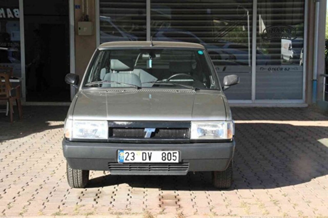 Emsalsiz otomobiline gözü gibi bakıyor! 22 yıldır trafiğe bile çıkarmıyor 1