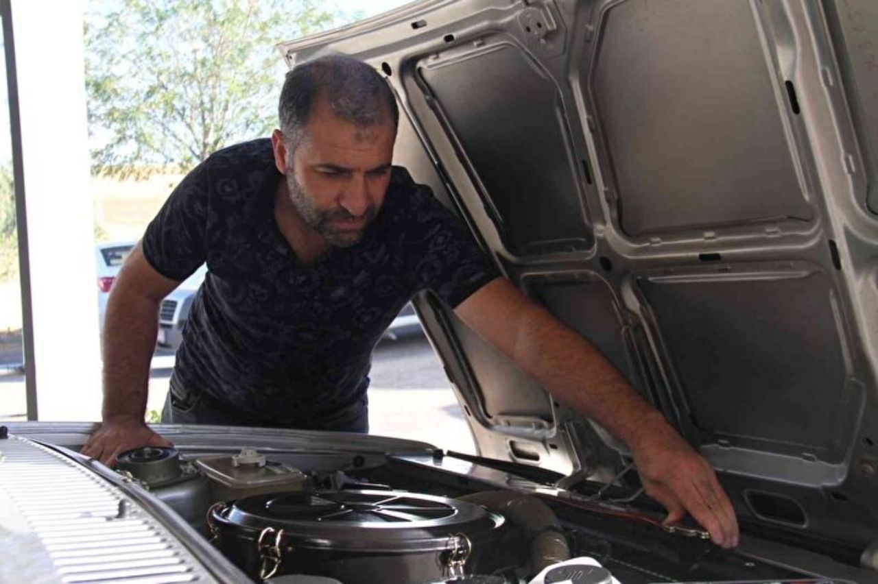 Emsalsiz otomobiline gözü gibi bakıyor! 22 yıldır trafiğe bile çıkarmıyor 4