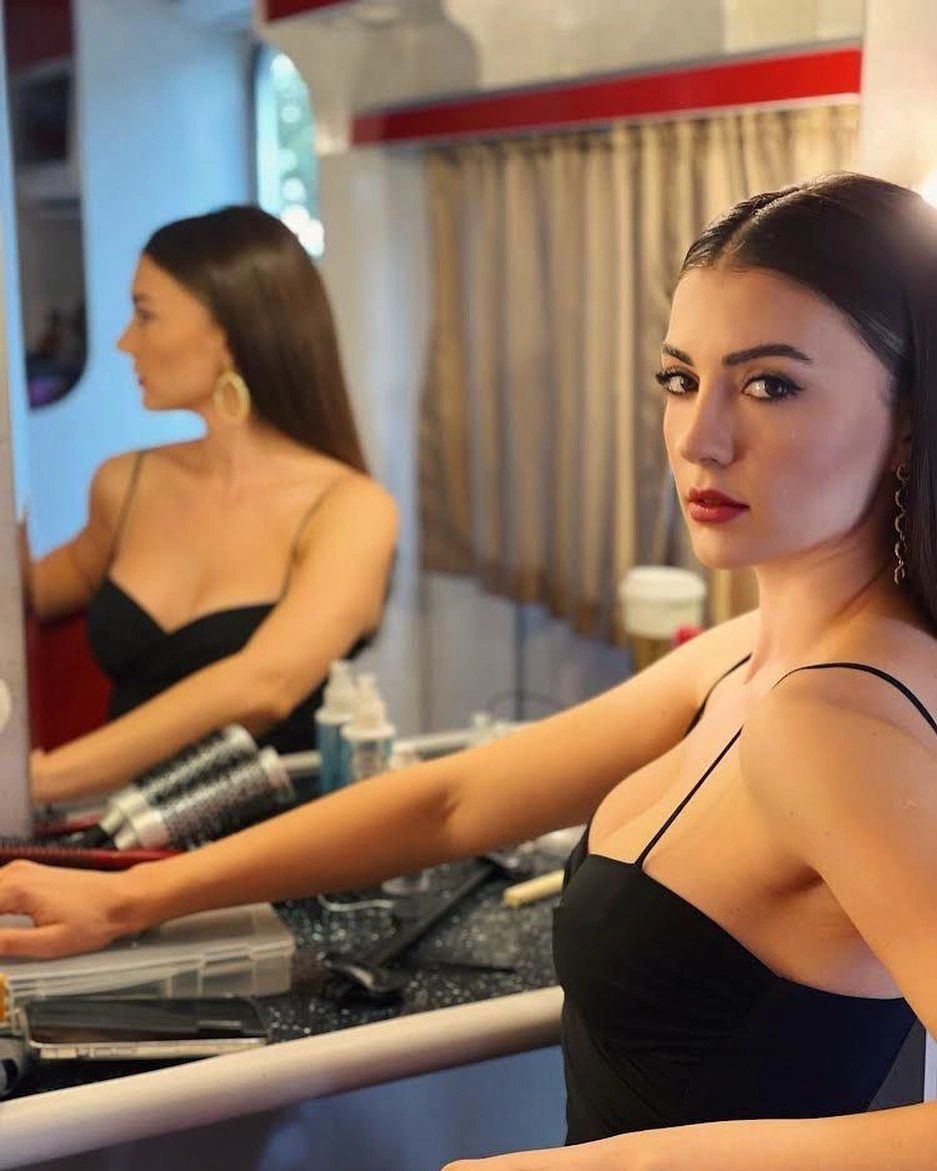 Burcu Özberk Estetiksiz De Şaşırttı! Oyuncu Burcu Özberk'in Eski Halin Görenler Yorum Yağdırdı 3