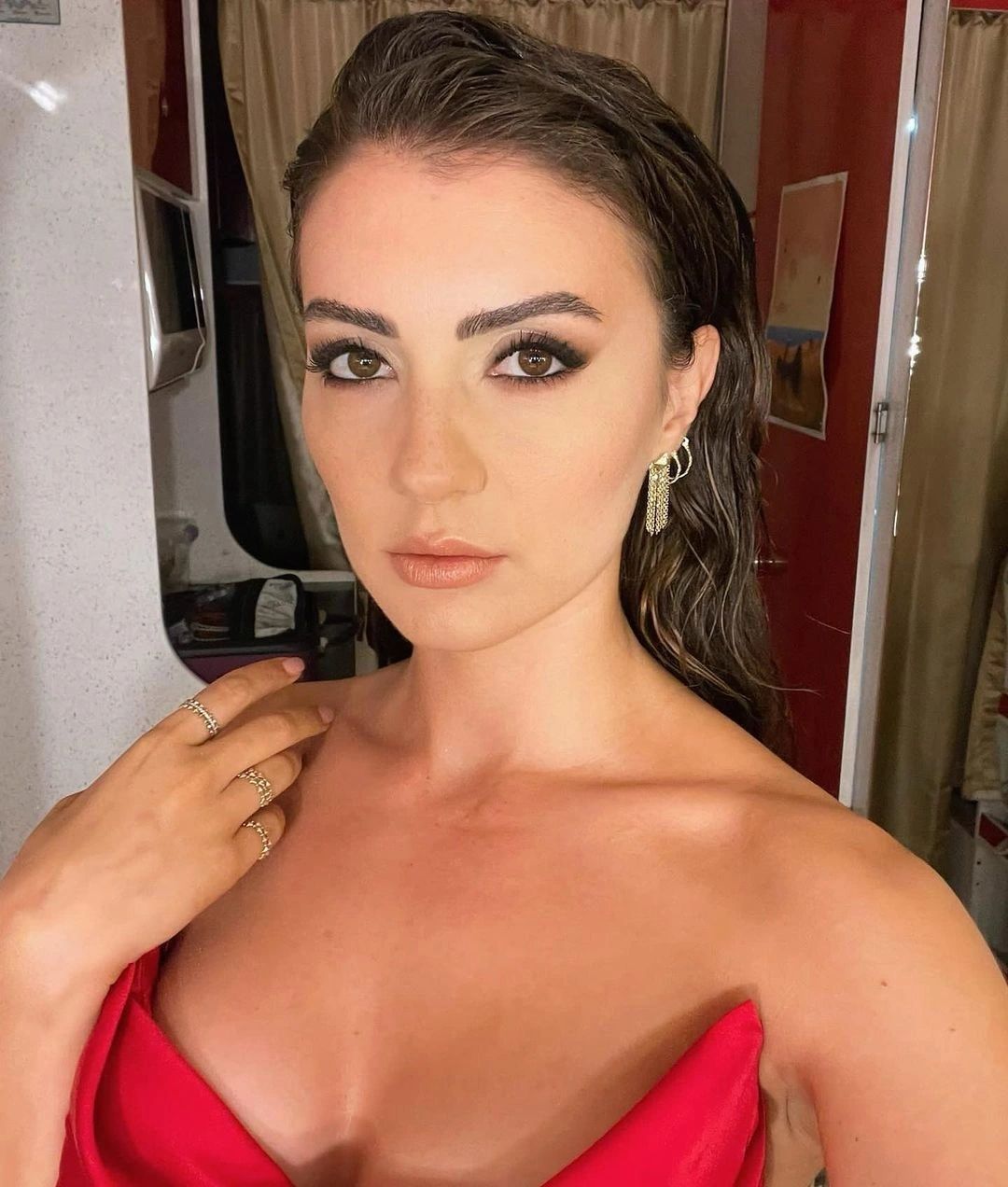 Burcu Özberk Estetiksiz De Şaşırttı! Oyuncu Burcu Özberk'in Eski Halin Görenler Yorum Yağdırdı 4
