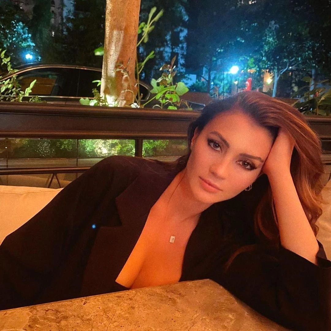 Burcu Özberk Estetiksiz De Şaşırttı! Oyuncu Burcu Özberk'in Eski Halin Görenler Yorum Yağdırdı 5
