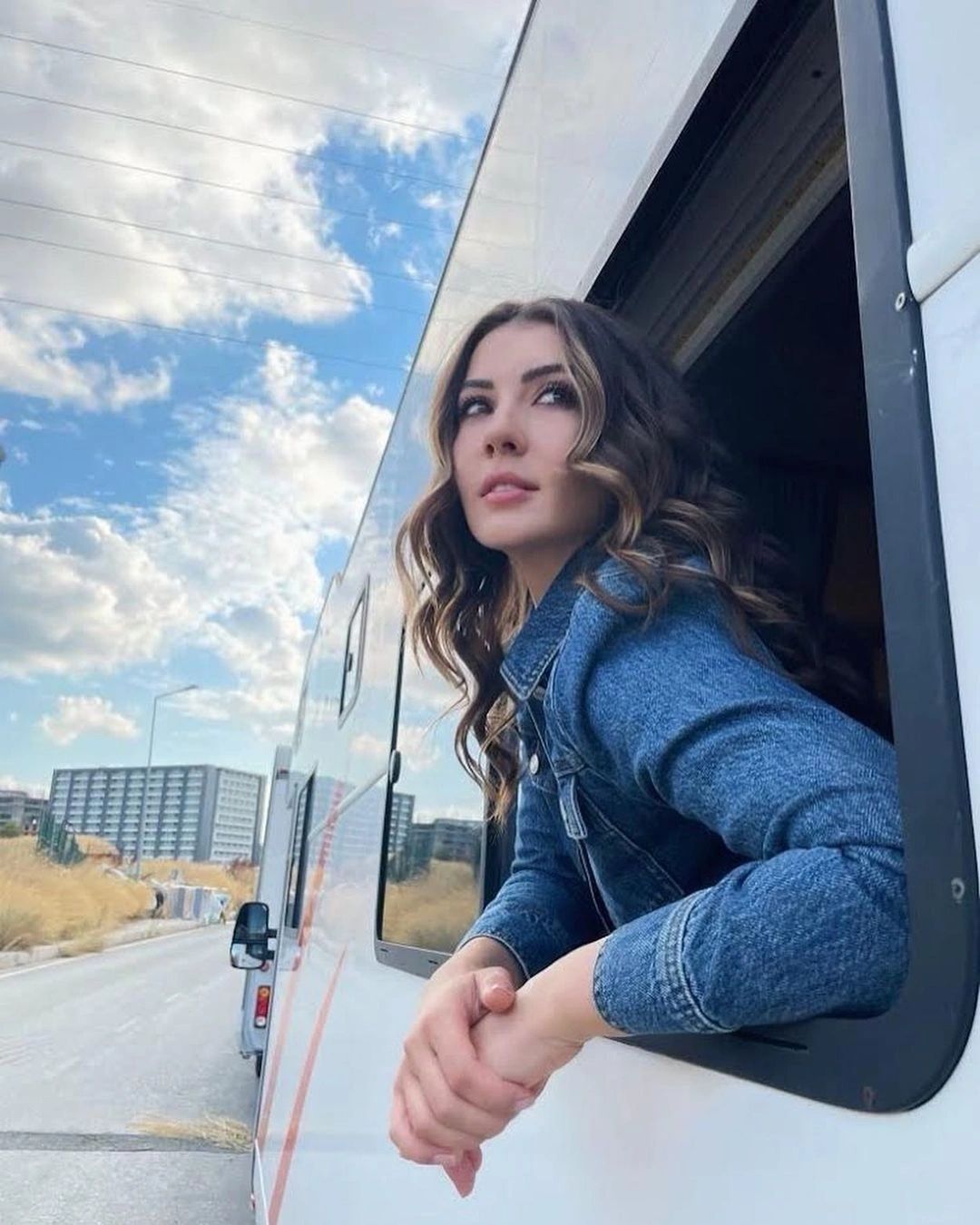 Burcu Özberk Estetiksiz De Şaşırttı! Oyuncu Burcu Özberk'in Eski Halin Görenler Yorum Yağdırdı 9
