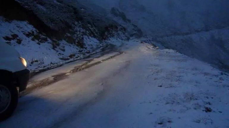 Kış kapıyı erken çaldı, 8 kent karlar altında kalırken sürücüler zor anlar yaşadı! 4