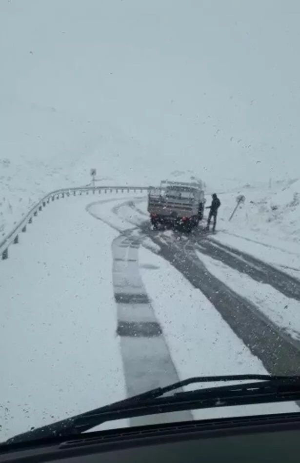 Kış kapıyı erken çaldı, 8 kent karlar altında kalırken sürücüler zor anlar yaşadı! 5