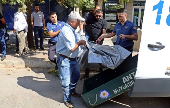 Şüpheli ölüm... Öğretmeninin evinde üstü kısmı çıplak bulundu 7