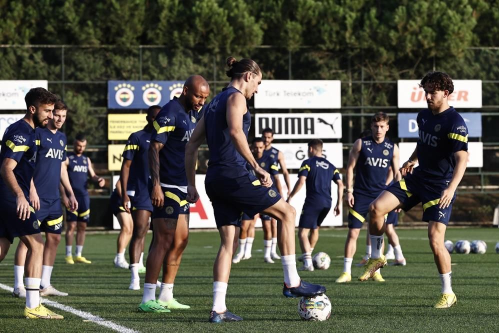Dünya devi Fenerbahçeli futbolcunun peşinde 5