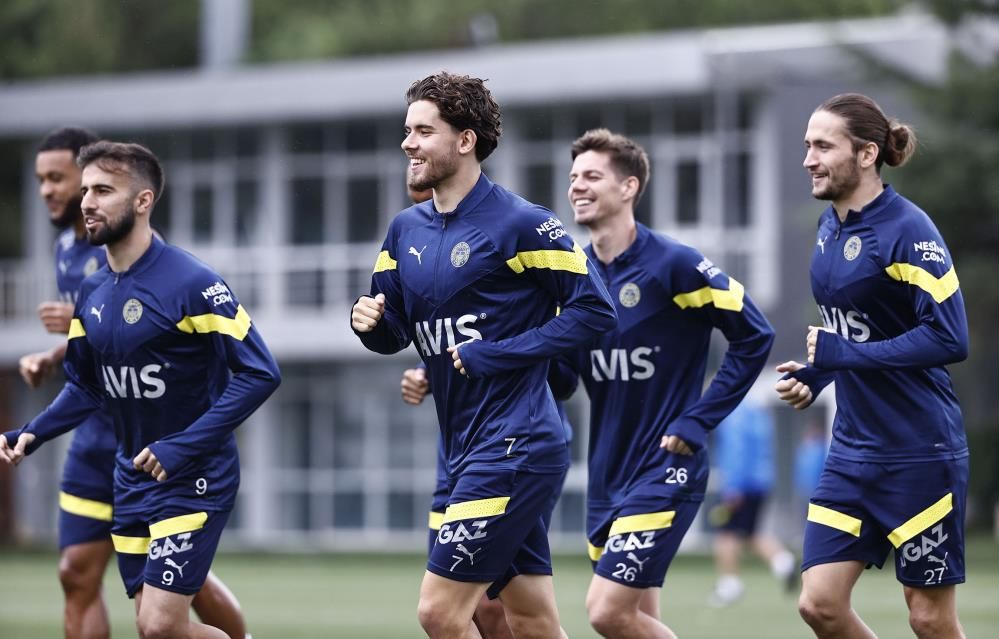 Dünya devi Fenerbahçeli futbolcunun peşinde 9