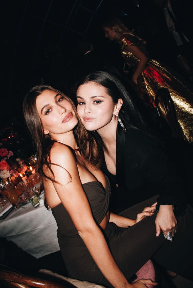 Selena Gomez'in devasa yüzüğünün değeri dudak uçuklattı 3