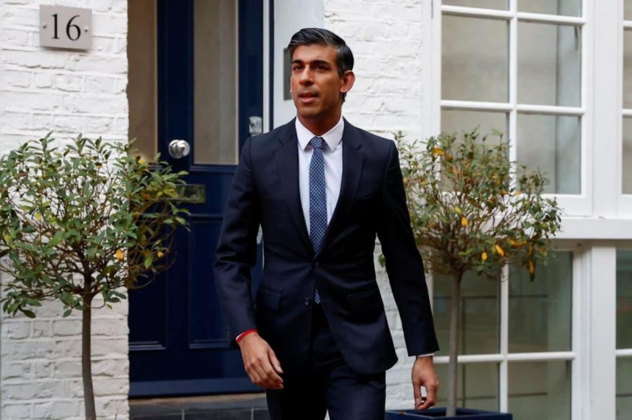 Rishi Sunak'ın başbakanlığını İngiliz basını böyle manşetlerine taşıdı 1