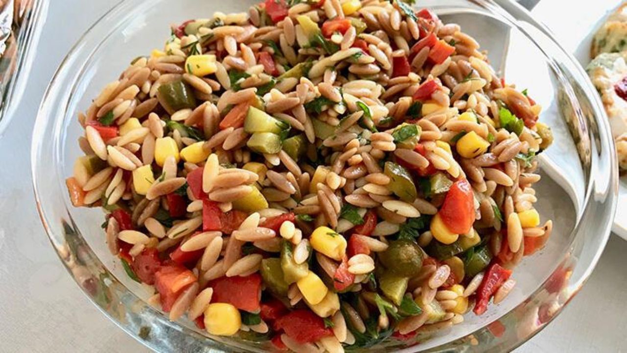 Yedikçe yediren salata tarifi! Tavuklu arpa şehriye salatasını birde böyle deneyin: Tavuklu arpa şehriye salatası nasıl yapılır? 2