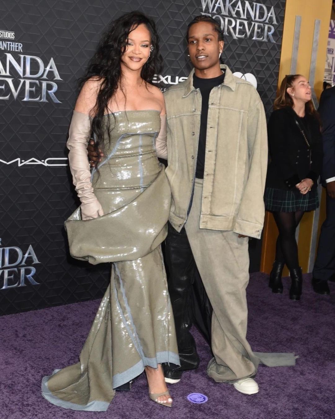 Rihanna doğumdan sonra ilk kez kırmızı halıda 6