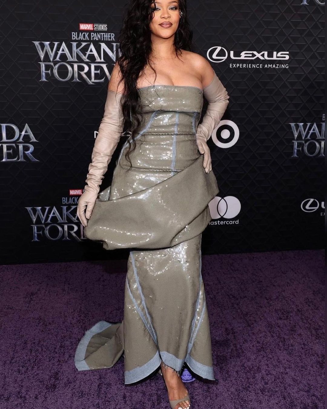 Rihanna doğumdan sonra ilk kez kırmızı halıda 8