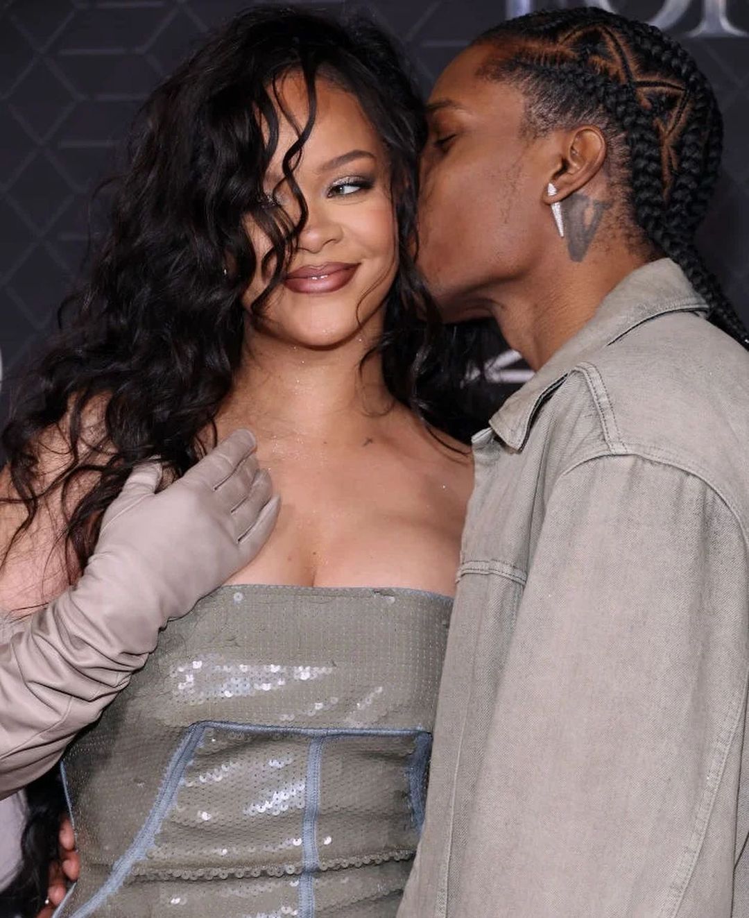 Rihanna doğumdan sonra ilk kez kırmızı halıda 12