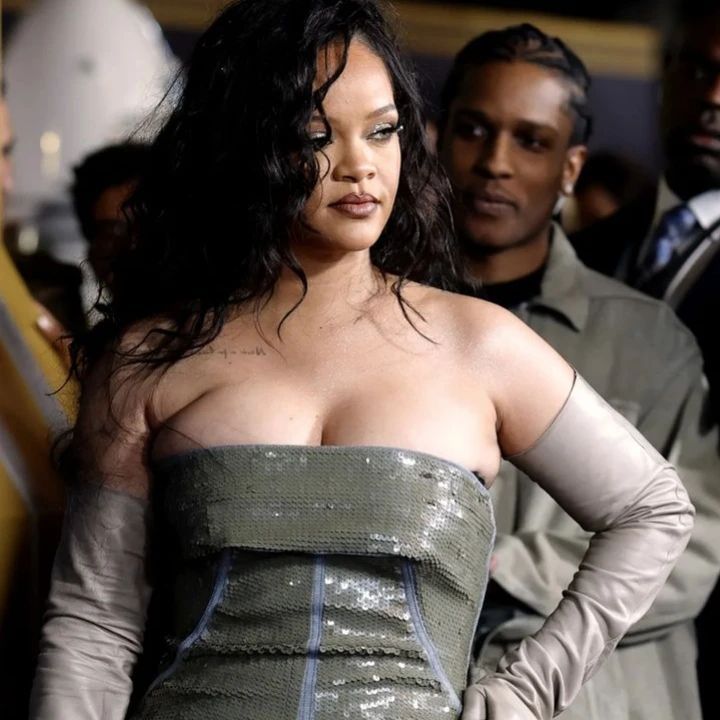 Rihanna doğumdan sonra ilk kez kırmızı halıda 5