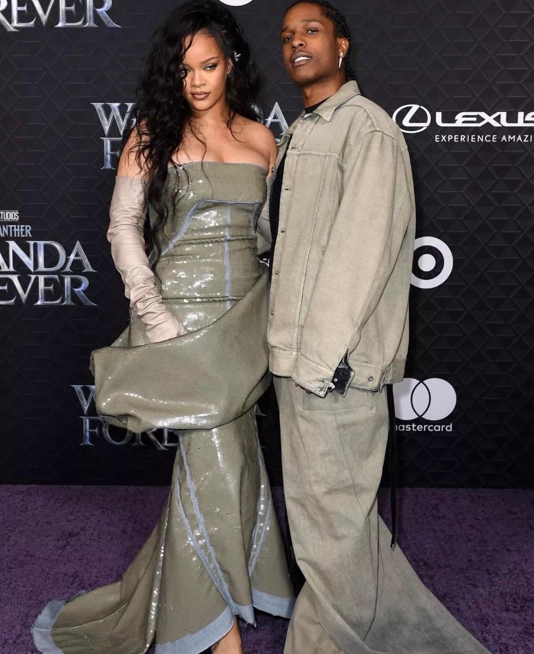 Rihanna doğumdan sonra ilk kez kırmızı halıda 10