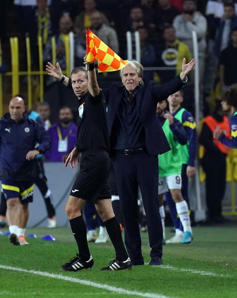 Jorge Jesus rakip futbolcuyu tekmeledi! Görüntüler tartışma yarattı... 5