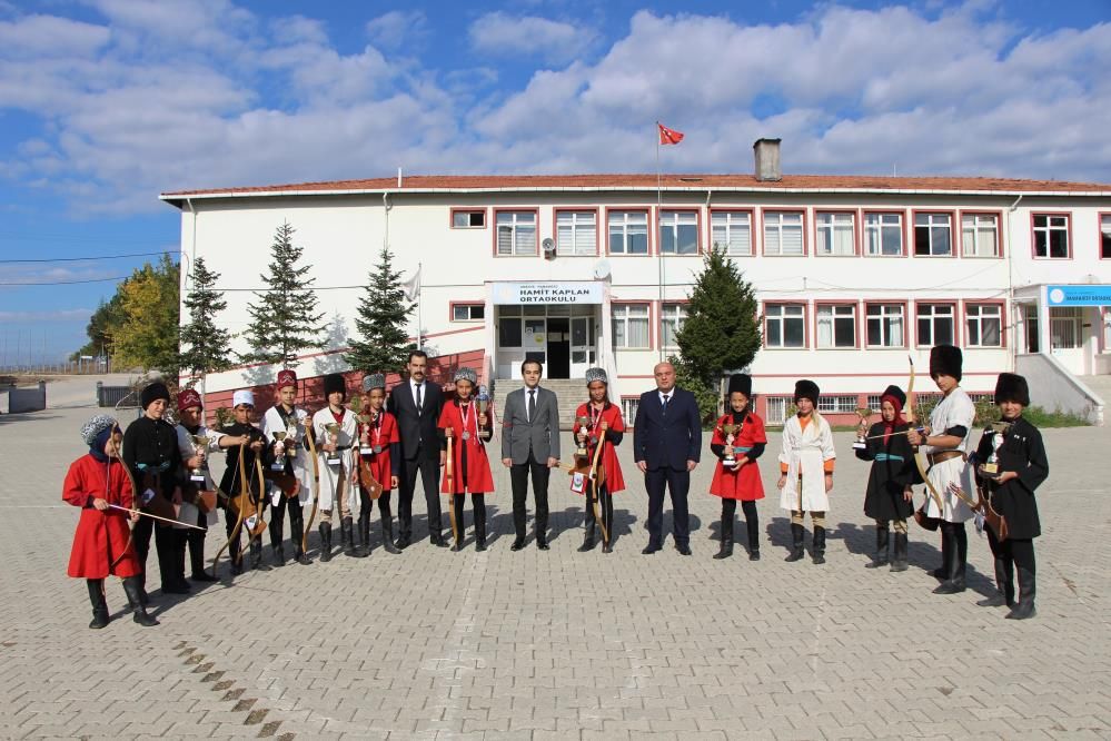 Amasya'da kısıtlı imkanlarla okçuluk şampiyonluğu alan minikler 4