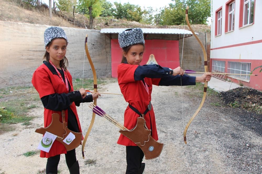 Amasya'da kısıtlı imkanlarla okçuluk şampiyonluğu alan minikler 3