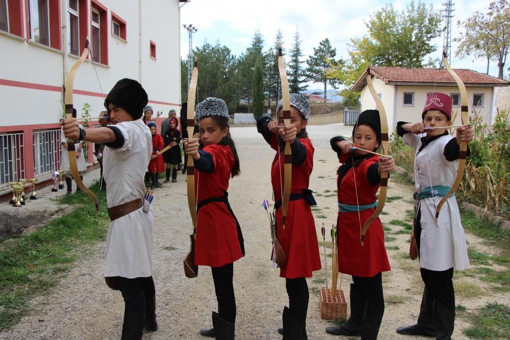 Amasya'da kısıtlı imkanlarla okçuluk şampiyonluğu alan minikler 1