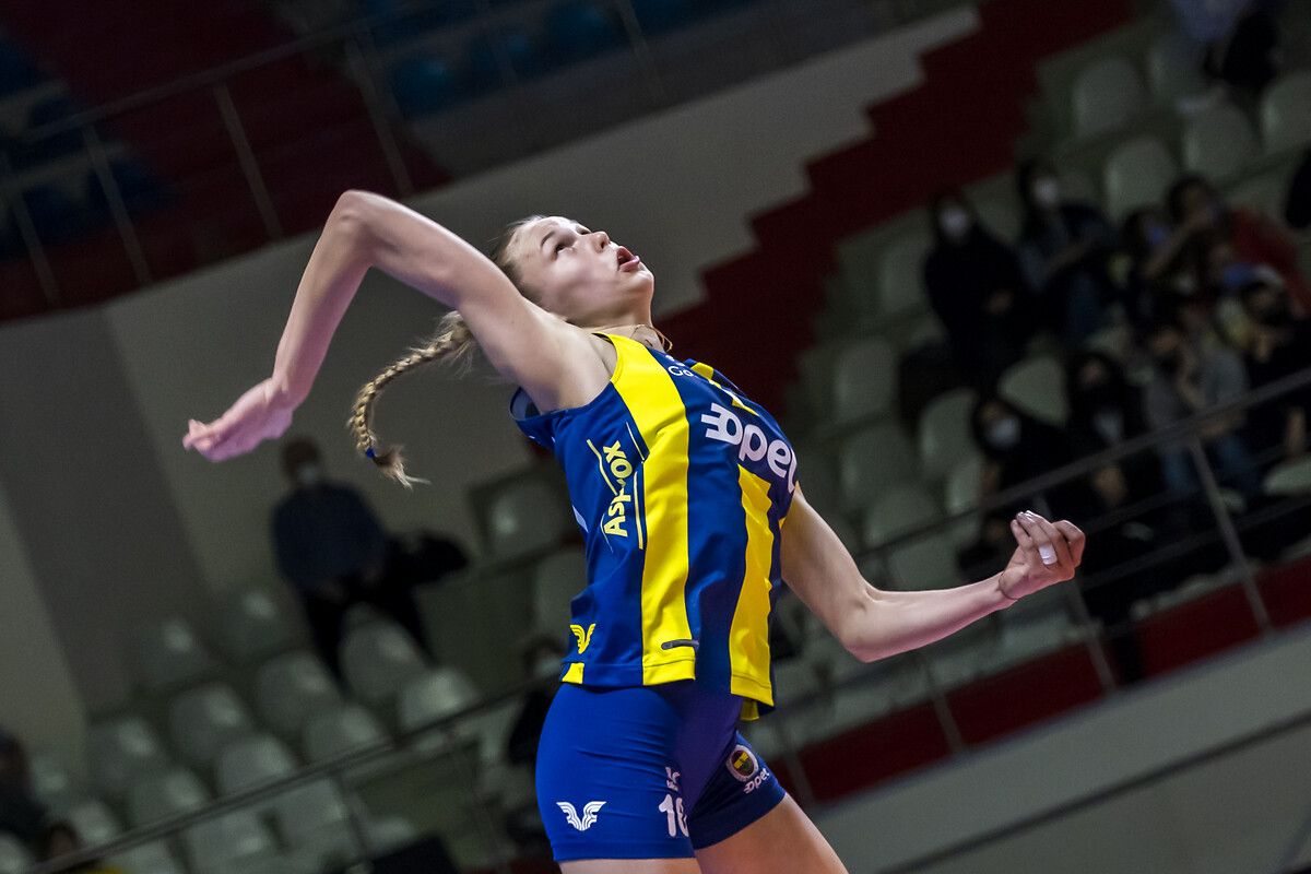 Fenerbahçe'nin sarı meleği fırtına gibi esti! 4