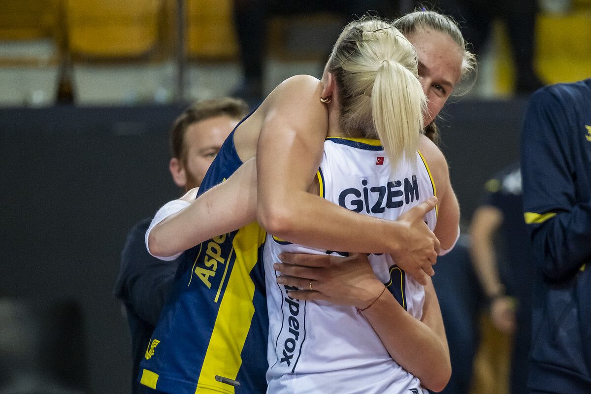 Fenerbahçe'nin sarı meleği fırtına gibi esti! 13