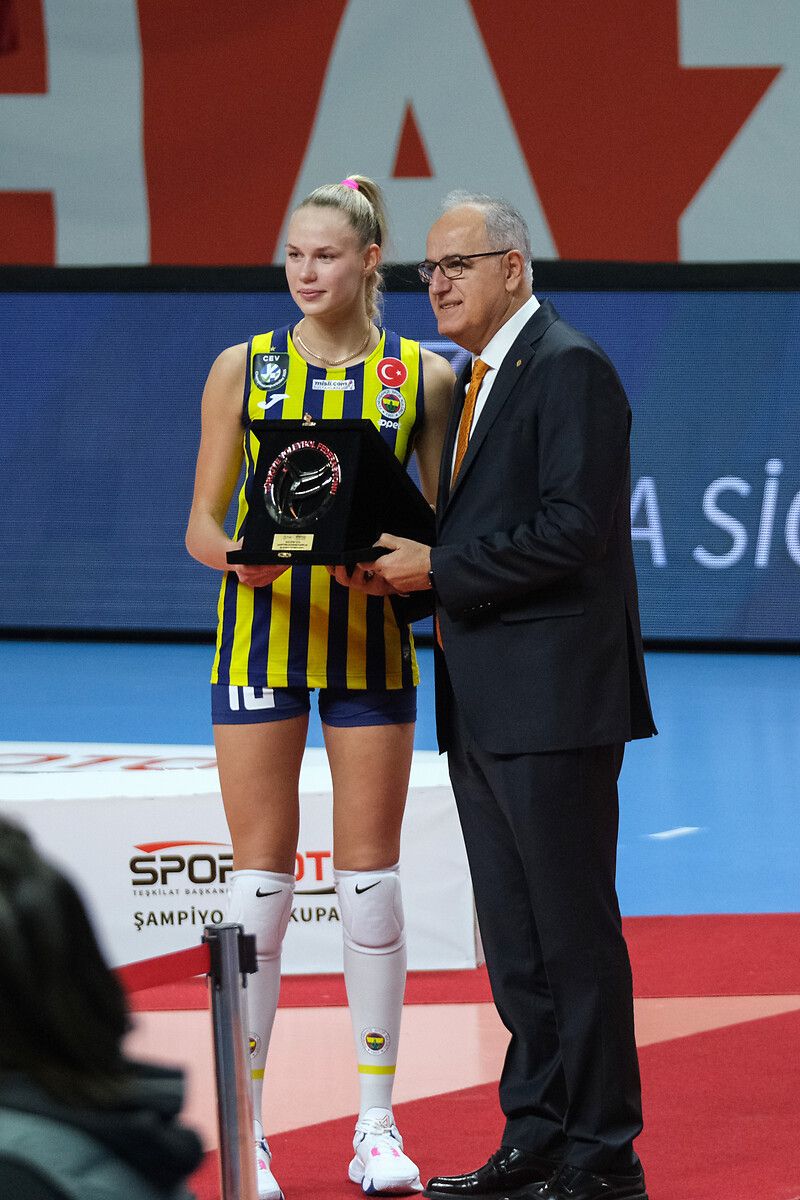Fenerbahçe'nin sarı meleği fırtına gibi esti! 15