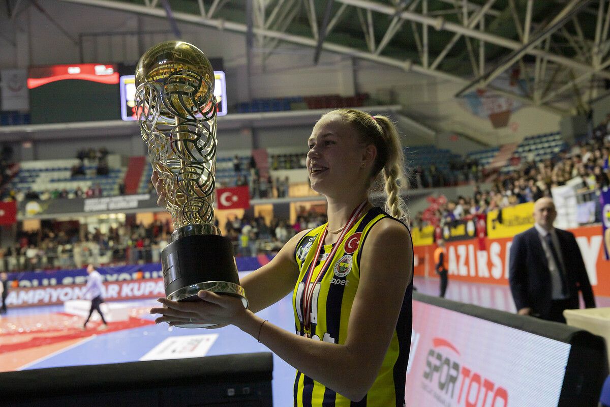 Fenerbahçe'nin sarı meleği fırtına gibi esti! 16