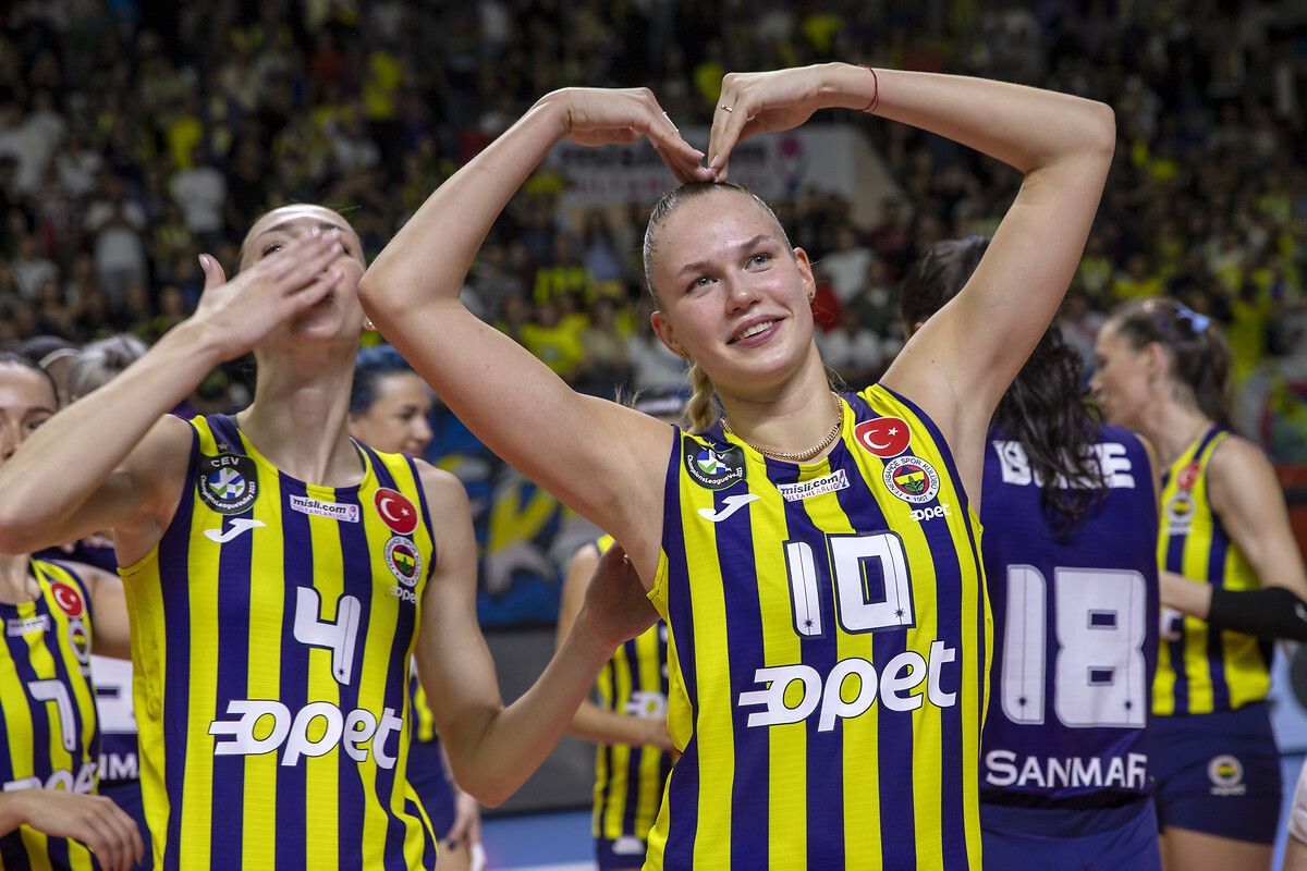Fenerbahçe'nin sarı meleği fırtına gibi esti! 17